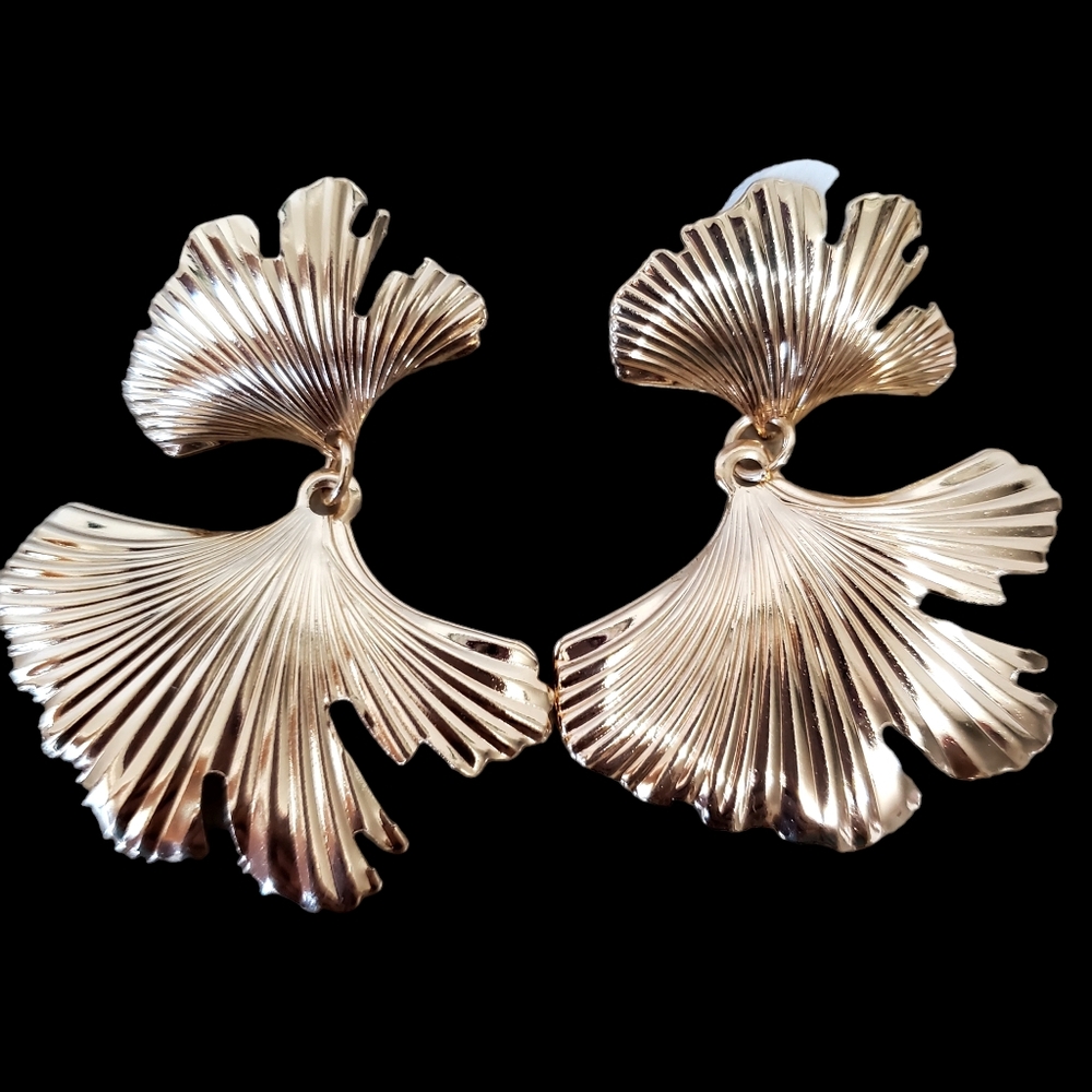 Large Goldtone Dangling Fan Mushroom Earrings - Picture 2 of 3